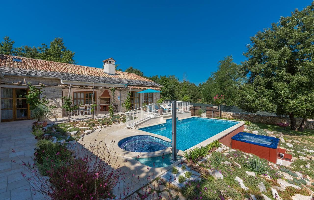 Family Villa Lipica With Private Pool And Jacuzzi Пазин Екстер'єр фото