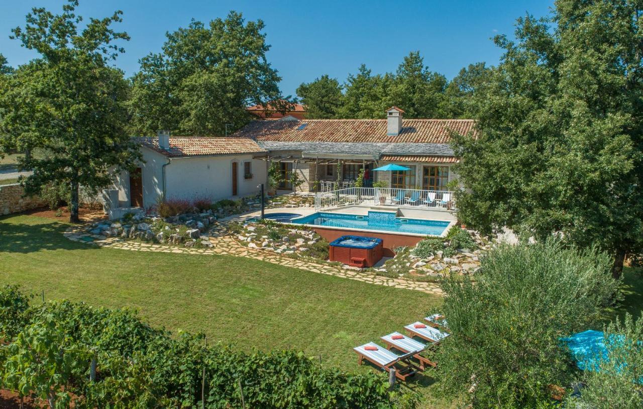 Family Villa Lipica With Private Pool And Jacuzzi Пазин Екстер'єр фото